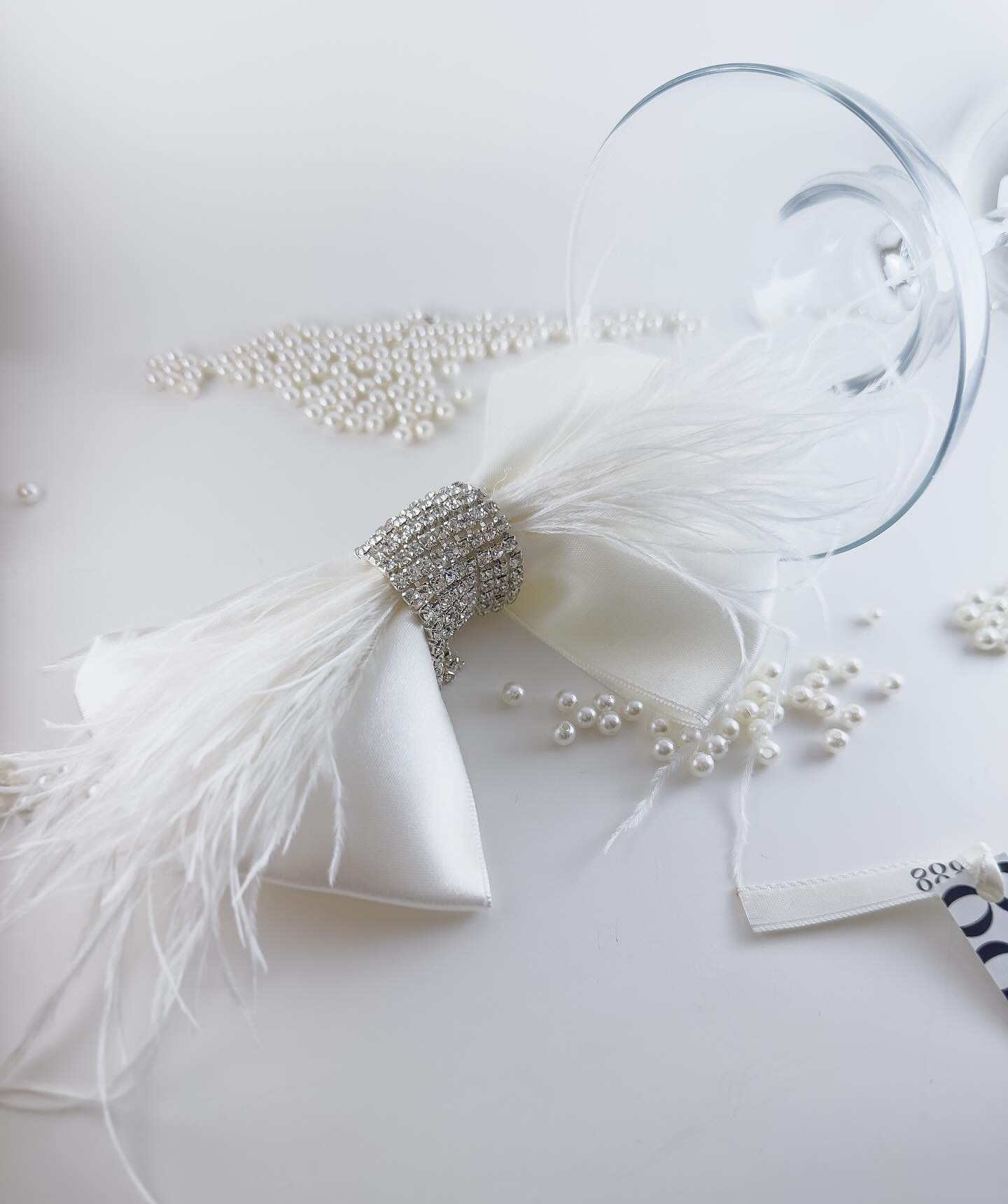 Beyaz Saten Fiyonk Kurdele Toka - Kristal Taşlı ve Tüylü Gelin Nikah Tokası | 888Balance görsel 3